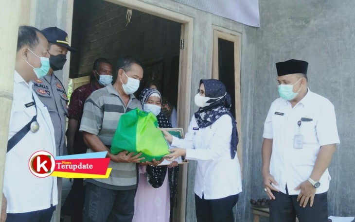 Bupati Rini (dua dari kiri) Didampingi Kadisperkkim Adi Andaka (paling kanan) Bagikan Bantuan Sosial ke Warga yang Rumahnya Direnovasi Menjadi Rumah Layak Huni (RLH). (foto : Faisal NR / Klikwarta.com)
