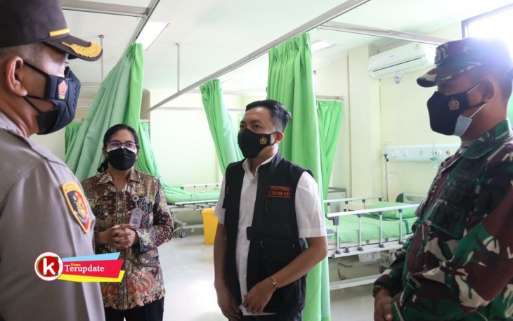 Wakil Bupati Blitar Rahmat Santoso (tengah) Didampimgi Kapolres Blitar, Dandim 0808/Blitar dan Direktur RSUD Ngudi Waluyo Saat Tinjau Kamar Tidur Pasien Covid-19 di RSUD Ngudi Waluyo (foto : Faisal NR / Klikwarta.com)