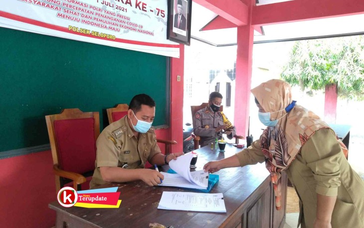 Camat Selopuro Deny Candra H. saat Tandatangani Berkas Pelayanan Publik di Kantor Kecamatan Selopuro (foto : Faisal NR / Klikwarta.com)