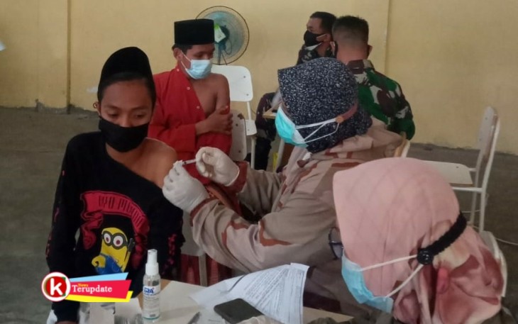 Vaksinasi Covid-19 kepada Para Santri oleh Kodim 0808/Blitar, Dinkes Pemkab Blitar dan Poltekes Malang di Blitar. (foto : Kodim 0808/Blitar kepada Klikwarta.com)