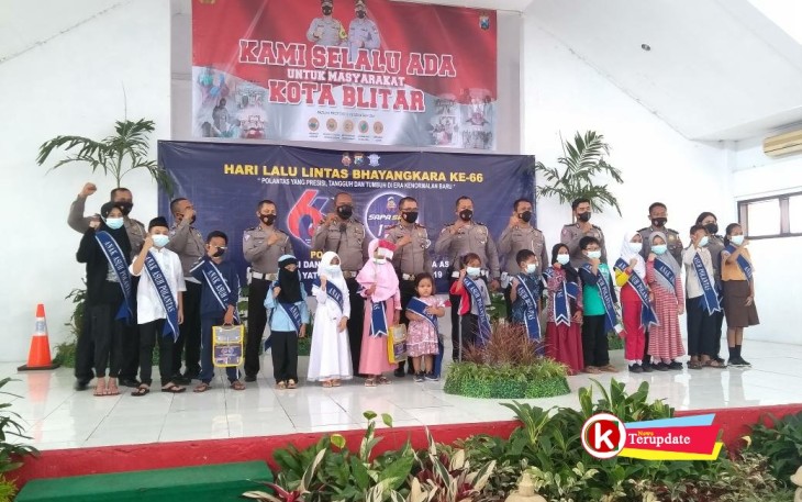 Pengangkatan Anak Asuh Polantas Polres Blitar Kota dari Orang Tua Meninggal Akibat Terinfeksi Covid-19 (foto : Faisal NR / Klikwarta.com Blitar)