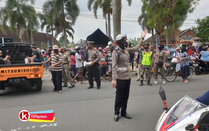 Anggota Polres Blitar Kota Amankan Giat Bagi-bagi Telur Gratis di Wilayah Hukum Polres Blitar Kota (foto : Faisal NR / Klikwarta.com)