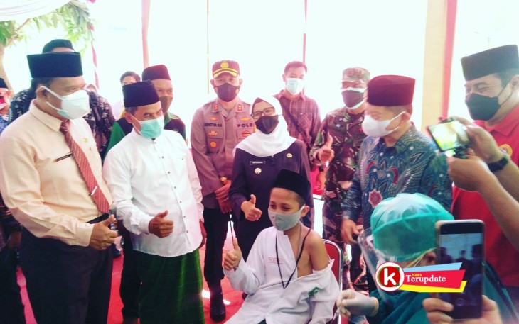 Bupati Rini (tengah) Bersama Menteri Suharso (dua dari kanan) Tinjau Vaksinasi di Ponpes Nurul Ulum (foto : Faisal NR / Klikwarta.com)