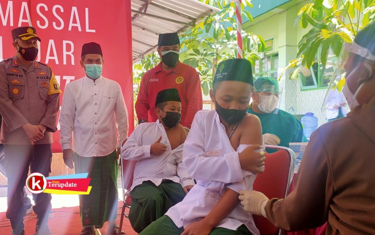 KaBINda Jawa Timur Rudy Iskandar (baju merah) Didampingi Pengasuh Ponpes Nurul Ulum dan Kapolres Blitar Tinjau Vaksinasi Masal ke Santri (foto : Faisal NR / Klikwarta.com)