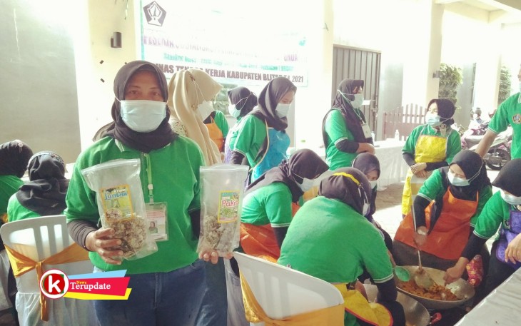 Pekerja Migran Indonesia (PMI) Kabupaten Blitar Saat Praktek Pembuatan Aneka Olahan Makanan untuk Berwirausaha (foto : Faisal NR / Klikwarta.com)