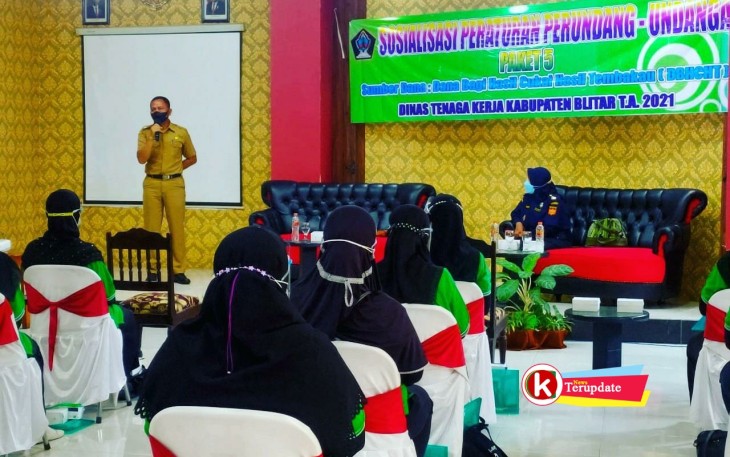 Kepala Disnaker Kabupaten Blitar Mujianto Ketika Berikan Sambutan Pengarahan di Hadapan Calon dan Mantan PMI