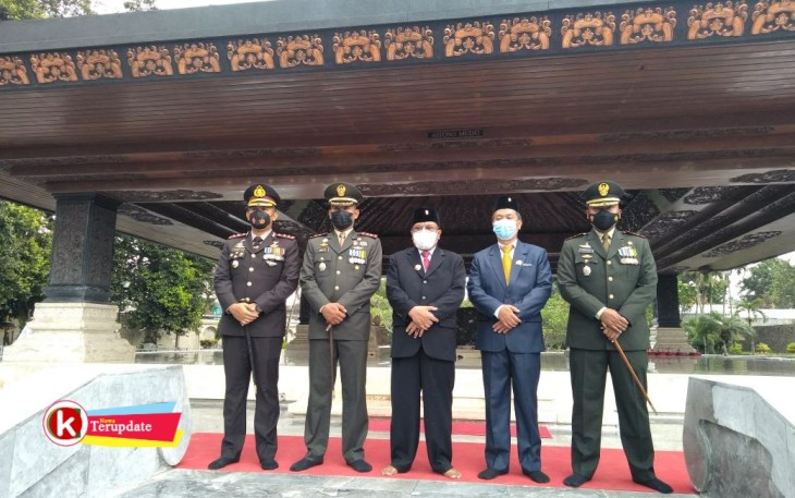 Walikota Santoso (tengah) Bersama Forpimda Blitar Setelah Berziarah di Makam Bung Karno (foto : Faisal NR / Klikwarta.com)