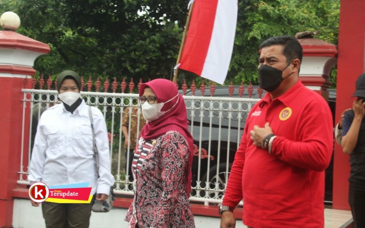 Bupati Rini (tengah) Bersama KaBINda Jawa Timur Marsma TNI Rudy Iskandar Hendak Tinjau Vaksinasi Covid-19 di Kecamatan Ponggok