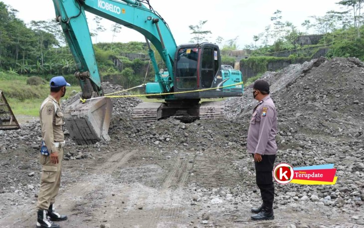 Polisi dan Petugas Satpol PP di Lokasi Tambang Pasir Diduga Tak Berizin (foto : Faisal NR / Klikwarta.com)