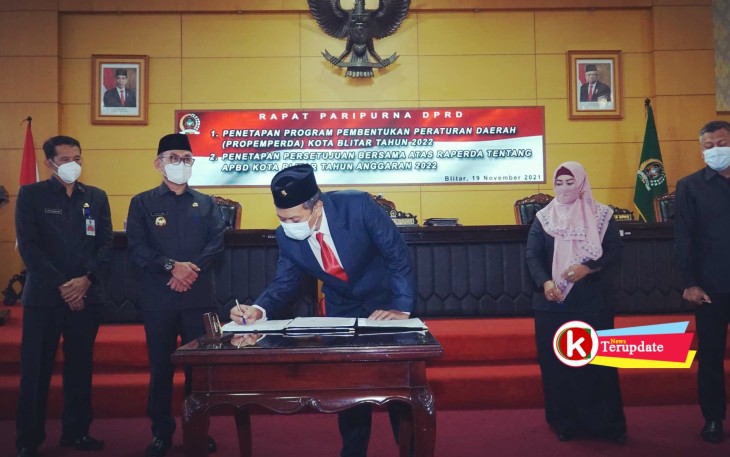 Ketua DPRD Kota Blitar Syahrul Alim Menandatangani Dokumen Rapat Paripurna Penetapan Propemperda dan Persetujuan Bersama Atas APBD Tahun 2022 (foto : Faisal NR / Klikwarta.com) 