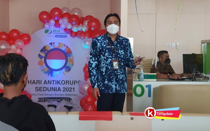 Kepala Kantor Cabang BPJS Ketenagakerjaan Blitar Agus Dwi Fitriyanto Saat Berikan Sambutan Peringatan Hari Anti Korupsi Sedunia di Kantor BPJS Ketenagakerjaan Blitar (foto : Faisal NR / Klikwarta.com)