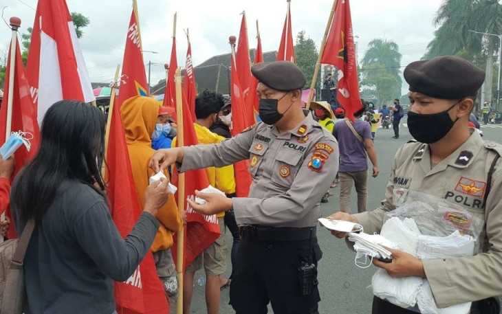 Polisi Kota Blitar Bagikan Masker Ditengah Amankan Aksi Unras KRPK (foto : Humas Polres Blitar Kota untuk Klikwarta.com)