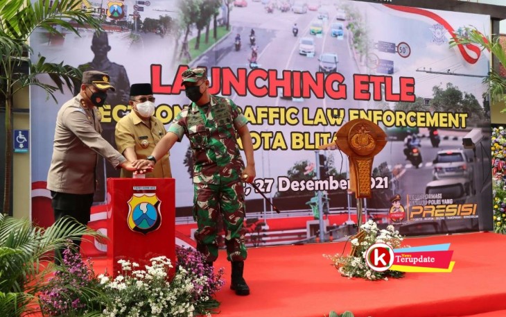 Kapolres Blitar Kota AKBP Yudhi Hery Setyawan (kiri) Didampingi Walikota Blitar Santoso dan Dandim 0808/Blitar Letkol Inf Didin Nasruddin Darsono Saat Meresmikan ETLE (foto : Faisal NR / Klikwarta.com)