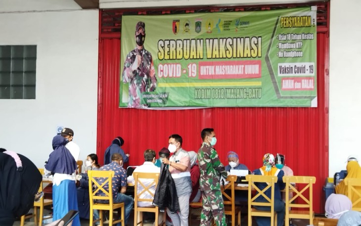 Ratusan Warga Ikuti Vaksin Gratis Covid-19 yang Digelar Kodim 0818