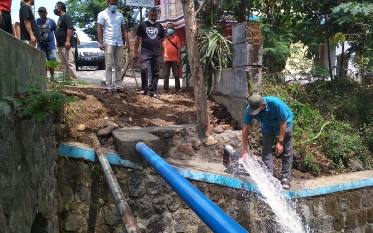 Dirut PUDAM Karanganyar, Prihanto saat meninjau pembangunan unit  layanan air bersih, di wilayah Mojogedang, Karanganyar