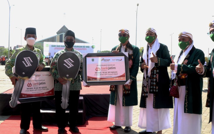 Bank Jatim Serahkan CSR Mobil Operasional Wak Muqidin 