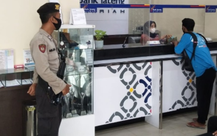Anggota Pam Obvit Sat Samapta Polres Pekalongan Kota  melaksanakan patroli ke obyek vital seperti SPBU, kantor perbankan serta gerai gerai ATM dan pemukiman warga sabtu, (16/10/2021).