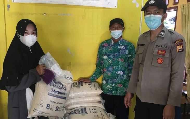 Bhabinkamtibmas Polsek Kota Manna Kawal Pendistribusian Bansos Kepada Masyarakat