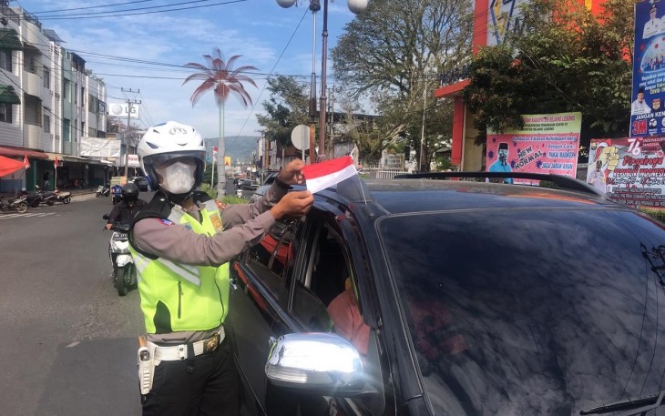 Polres Rejang Lebong Bagikan Bendera Merah Putih