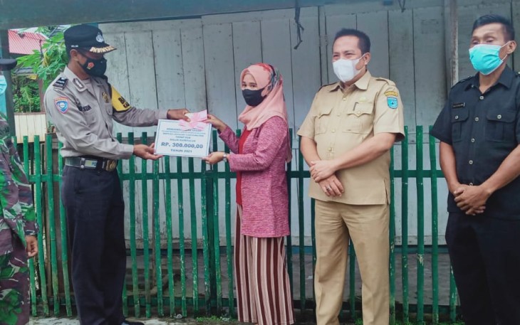 Pilar Desa Pulau Enggano Salurkan BLT DD Door to Door