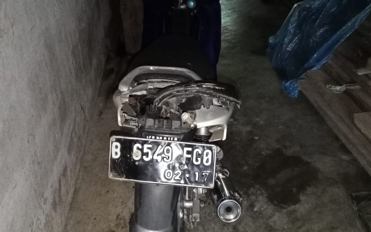 Diduga Lalai, Pemotor Alami Slip Hingga Tabrak Pejalan Kaki