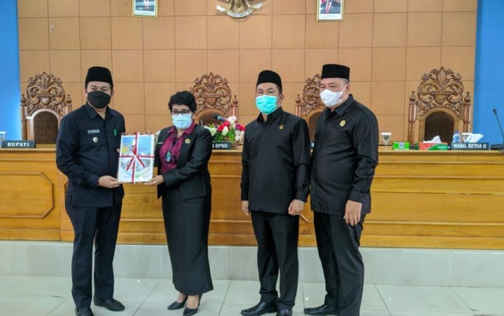 Rapat Paripurna, Wabup Bengkulu Utara Serahkan Nota Pengantar Penyertaan Modal Daerah