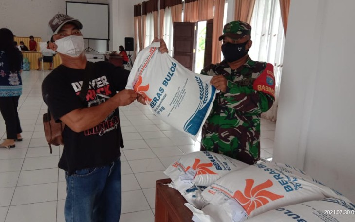 Babinsa Koramil Sepang Kawal Penyaluran BST Kecamatan Mihing Raya