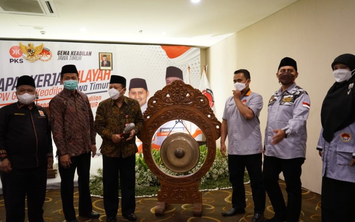 Pembukaan Rakerwil di Hotel Namira Surabaya. 