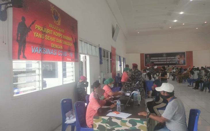 Foto kegiatan serbuan vaksinasi massal oleh Rumkital Dr Wahyu Selamet Bitung
