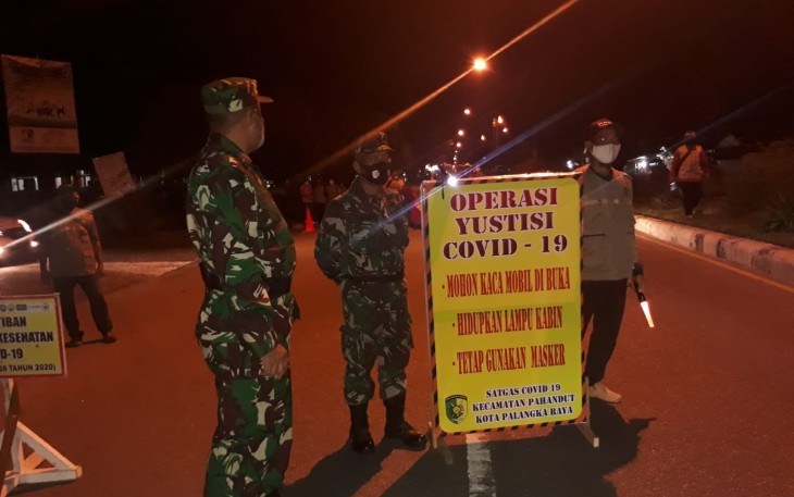 Dalam rangka percepatan penanganan pencegahan Covid-19 di wilayah Kota Palangka Raya, Koramil 1016-01/Pahandut bersama Tim Satgas PPKM Kecamatan Pahandut, kembali menggelar Giat Operasi Yustisi Malam Hari di Jalan Diponegoro depan Kantor Kecamatan Pahandut Pada Senin (23/8/2021) malam.