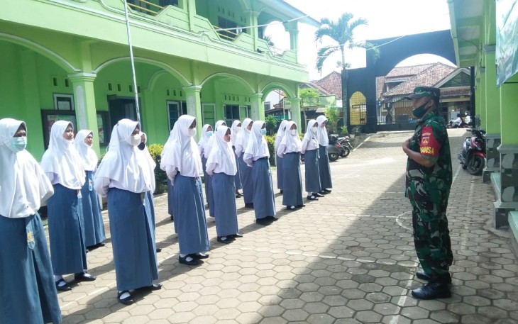 anggota Koramil 01/Subah Serka Sodig dan Sertu Sudiono memberikan latihan Peraturan Baris Berbaris (PBB) dan latihan dasar kepemimpinan (LDK) kepada 35 anggota OSIS  yang baru dilantik bertempat di MA Subhanah Kecamatan Subah, Kabupaten Batang