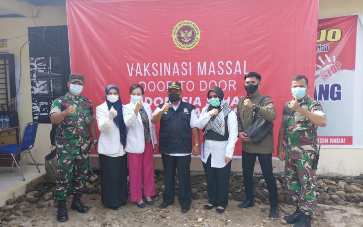 Kadiskes Aceh Singkil (tengah) foto bersama tenaga medis, TNI/Polri saat menggelar vaksinasi masal didesa dalam Kabupaten setempat.
