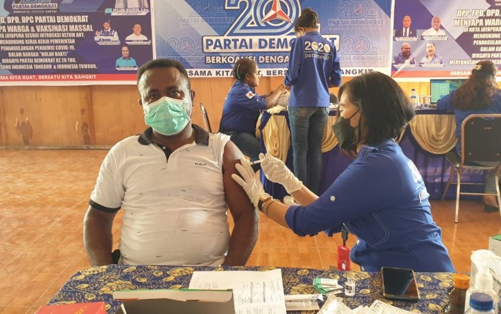 Legislator William Wandik Gelar Vaksinasi Covid-19 di Papua