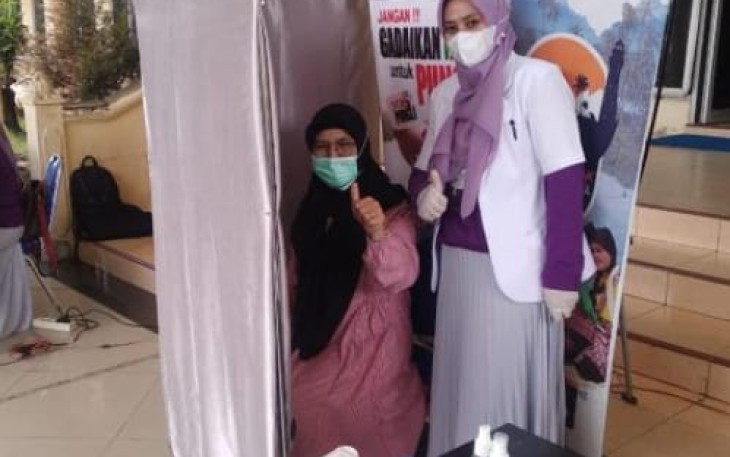 Pihak Pemkab Aceh Singkil saat melakukan vaksinasi covid-19 di halaman kantor Bupati setempat