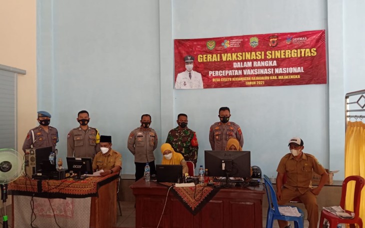 Sinergitas Polsek Rajagaluh Bersama Koramil Pantau Kegiatan Percepatan Vaksinasi Nasional di Wilayah