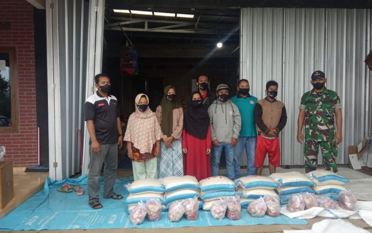 Babinsa Dampingi Penyaluran Bantuan Sembako