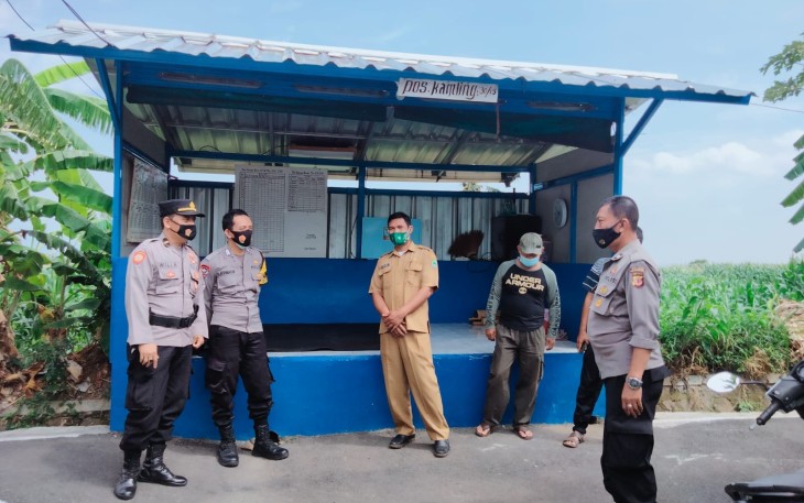 Kanit Binmas Polsek Majalengka Kota Cek Pos Kamling Di Desa Binaannya Demi Terciptanya Kamtibmas Yang Kondusif
