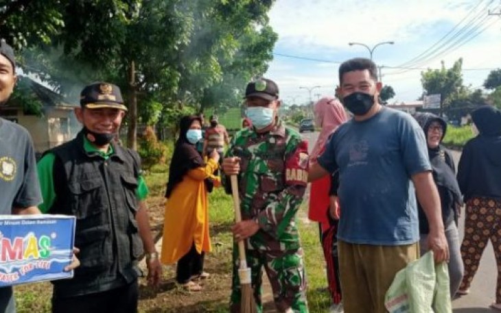Petugas DLH Wujudkan Program Merdeka Sampah bersama Masyarakat