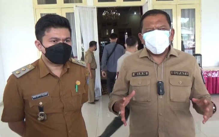 Bupati Bengkulu Utara, Provinsi Bengkili, Ir.H.Mian (kanan) saat diwawancarai 