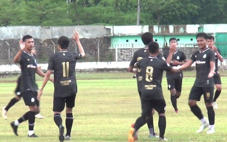 Para pemain Persika Karanganyar.