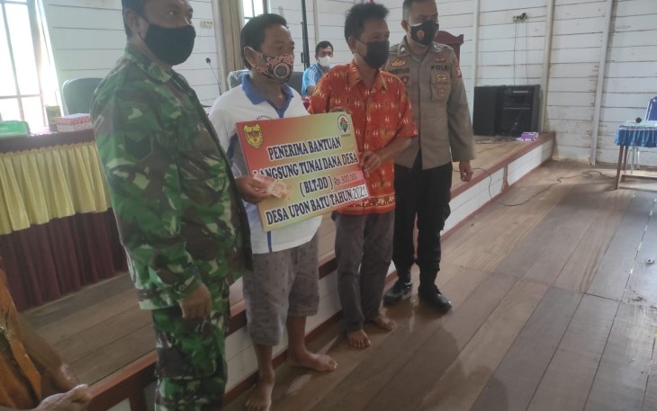 Komsos Babinsa Koramil Tewah Dalam Pendampingan BLT-DD Desa Upon Batu