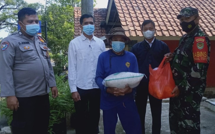 Bhabinkamtibmas Polsek Sindangwangi Bersama Babinsa Kawal Penyaluran BPNT Desa Bantaragung