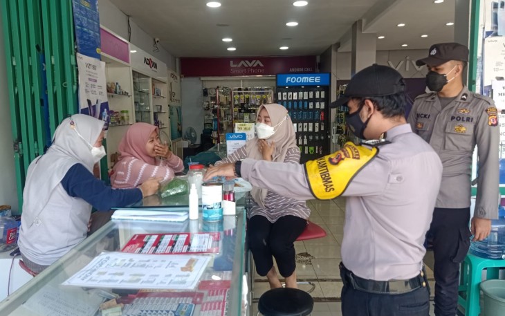 Sambangi Pasar, Bhabinkamtibmas Polsek Cigasong Himbau Prokes Pada Pengunjung