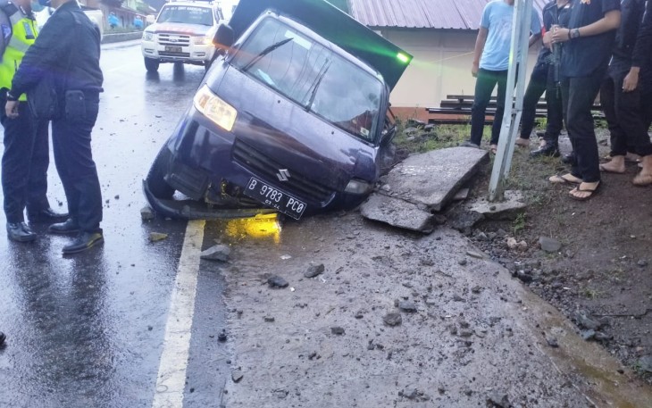 Kondisi Mobil Terperosok Dalam Got