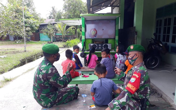 Komos Kodim Palangka Raya Bantu Belajar Siswa Dari Rumah