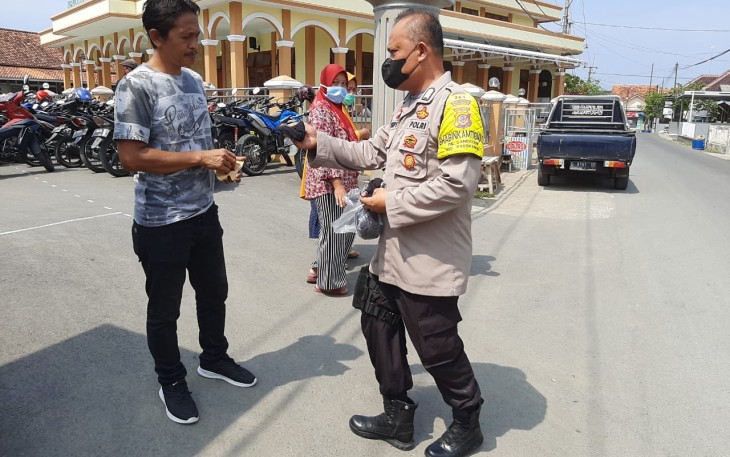 Bhabinkamtibmas Polsek Kasokandel Terus Lakukan Ops Yustisi Berikan Himbauan Cegah Covid-19 dan Bagikan Masker