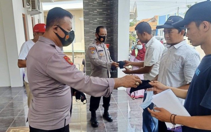 Upaya Menekan Angka Penyebaran Covid-19, Polsek Rajagaluh Terus Lakukan Ops Yustisi Bagikan Masker Kepada Warganya  