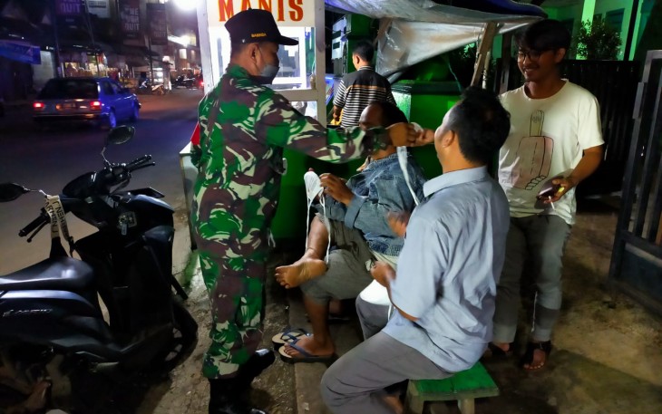 Koramil Tersono Gencar Operasi Yustisi dan Bagikan Masker