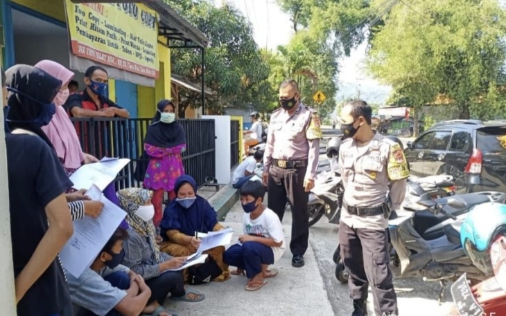 Dengan Humanis Bhabinkamtibmas Polsek Jatitujuh Tegur Warga Tidak Menggunakan Masker