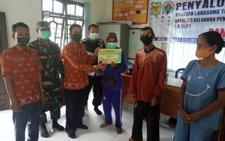 Babinsa Koramil Manuhing Kawal Penyaluran BLT DD di Desa Takaras